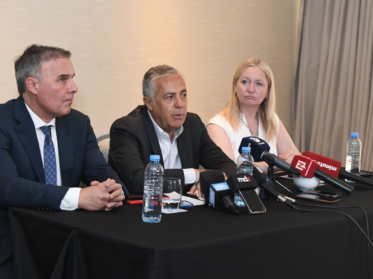 Alfredo Cornejo habló del turismo en la conferencia posterior al Foro de Inversiones, junto a la vicegobernadora Hebe Casado y el presidente del CEM, Martín Clement.