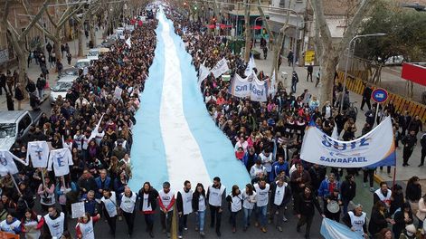 Los Andes | La adhesión a las huelgas fue en esta oportunidad mayor que en otras ocasiones debido al contexto de crisis económica. Una masiva marcha llenó las calles. Foto: Claudio Gutiérrez / Los Andes