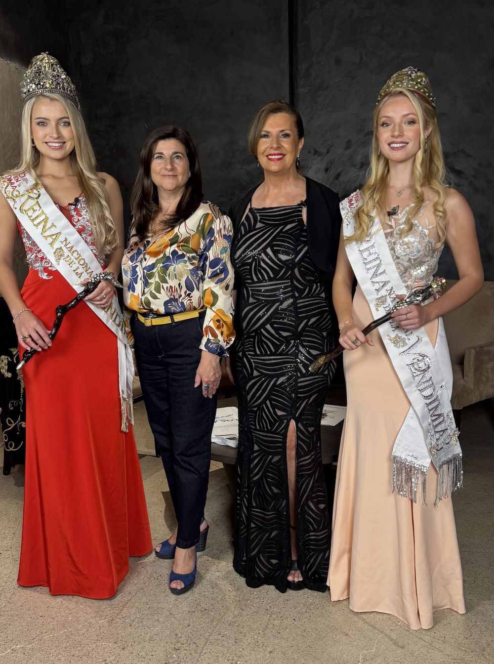 La reina Nacional de la Vendimia 2026, Azul Antolinez y la Virreina Nacional, Agustina Giacomelli junto a Gabriela Testa, presidenta de Emetur y Laura Carbonari, periodista y conductora de Vendimia Infinita.