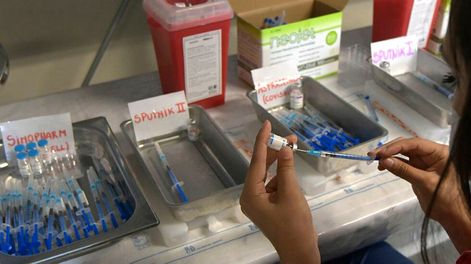 Los Andes | En el Centro de Campaña - Le Parc  en el departamento de Guaymallén Mendoza, realizan la vacunación contra Covid 19. Foto: Orlando Pelichotti/ Los Andes