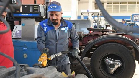 Falta de gasoil en estaciones de servicio de Mendoza, en el cual se está vendiendo por cuposRodrigo empleado de una estación de servicios ubicada en el carril Rodriguez PeñaFoto: José Gutierrez / Los Andes
