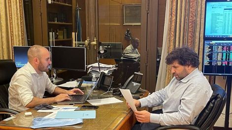 Los Andes | Martín Guzmán en su despacho del Ministerio de Economía junto a Sergio Chodos, director por el Cono Sur ante el Fondo Monetario Internacional.