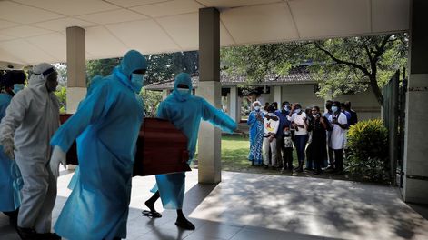 Los Andes | Una familia cristiana de Sri Lanka se lamenta cuando los trabajadores del cementerio municipal llevan el cuerpo de su familiar que murió de COVID-19 para la cremación en Colombo.