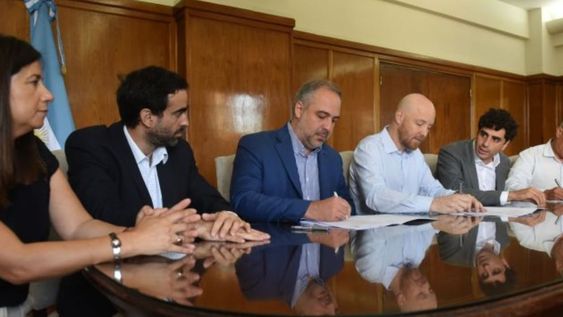 Matías Stevanato (Maipú), Esteban Allasino (Luján) y Gustavo Aguilera (Tupungato) firmaron convenios por obras. De la rúbrica participaron los ministros Natalio Mema y Víctor Fayad además de la subsecretaria de Infraestructura, María Teresa Baduí. Foto: Gobierno de Mendoza.