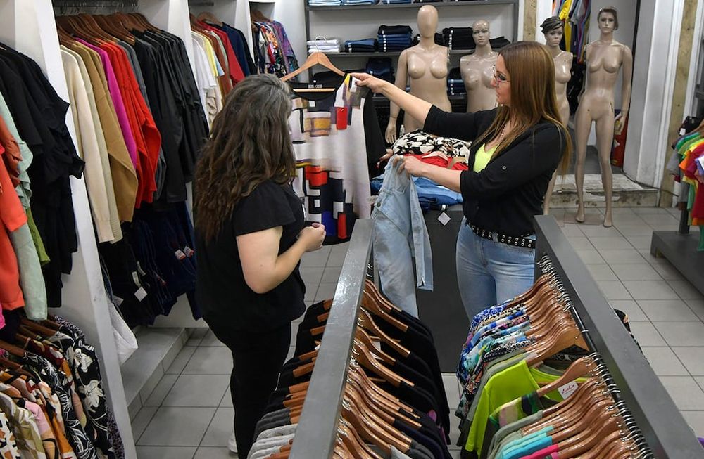 La pérdida de poder adquisitivo, profundizada los últimos dos años, ha implicado dificultades para cubrir aspectos básicos de la supervivencia cotidiana. En Mendoza 3 de cada 4 personas asegura que le resulta difícil y hasta imposible comprarse ropa.
