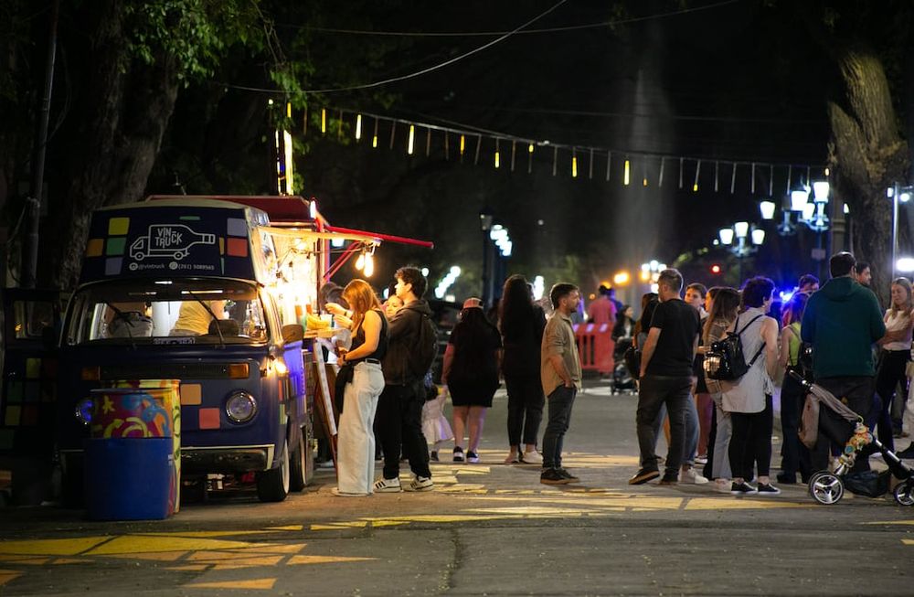 El evento se llevó a cabo este viernes con el fin de potenciar este sector comercial, acercando diversas propuestas gastronómicas a los asistentes con un escenario especial en esta importante avenida de la capital.