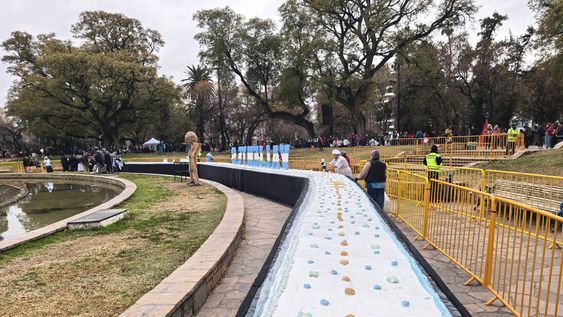 Los colaboradores repartieron porciones de torta durante cinco horas a las familias que participaron de la celebración por el Día de la Niñez.