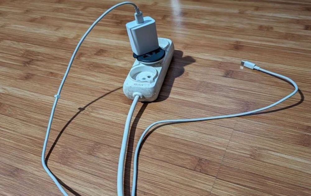 Para evitar consumos innecesarios, algunas personas optan por usar zapatillas eléctricas o regletas con interruptor.