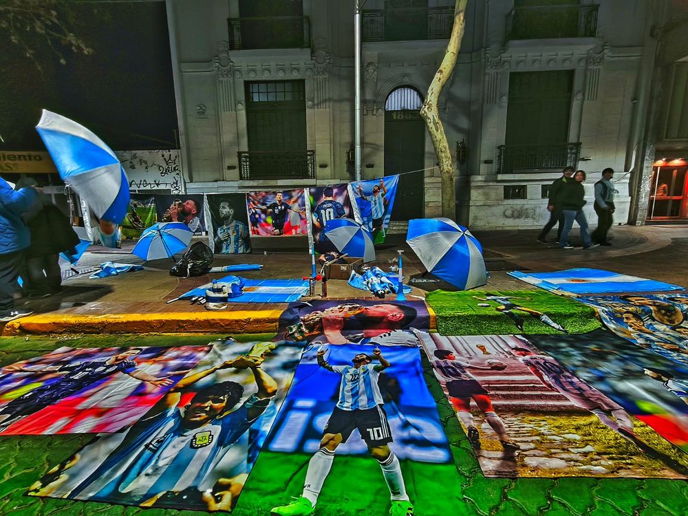 El frente de diario Los Andes quedó cubierto de banderas durante el festejo de miles de mendocinos para celebrar el pase de Argentina a semifinales del Mundial 2026