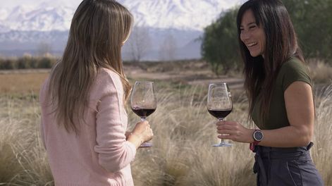 Nadia y Cata disfrutaron de la reapertura brindando con los mejores vinos de Otaviano.