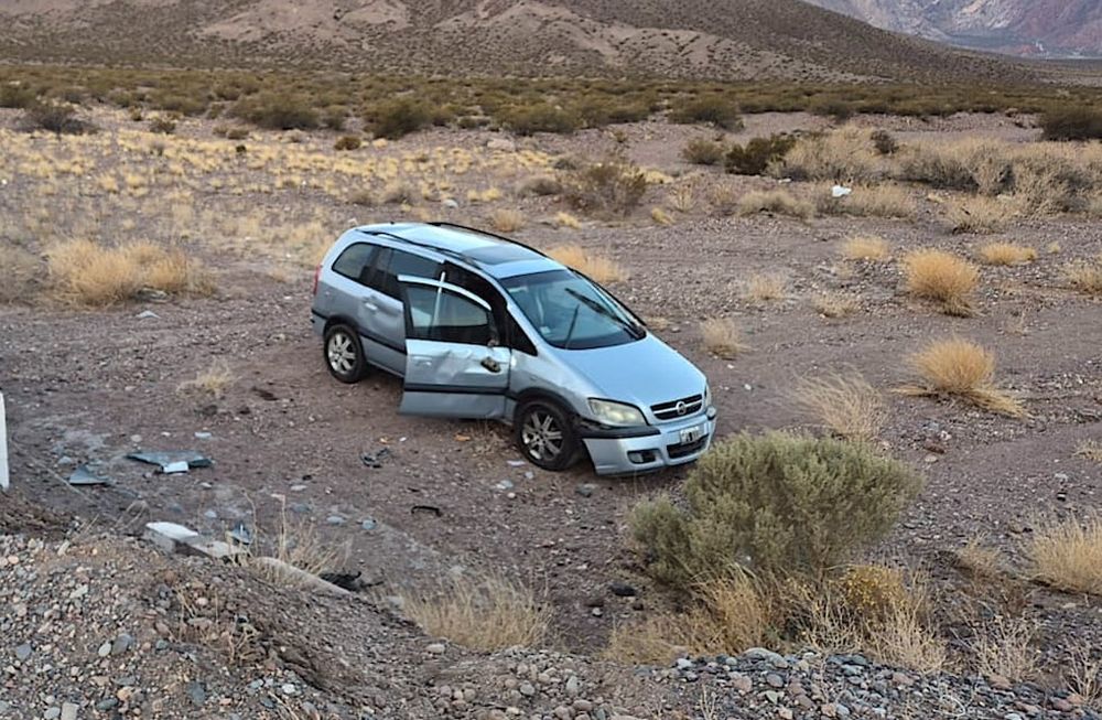 Una familia volcó sobre ruta 7 en Uspallata cuando iba camino a Chile y por fortuna no se registraron heridos de gravedad. Foto: Gentileza Prensa Gendarmería.