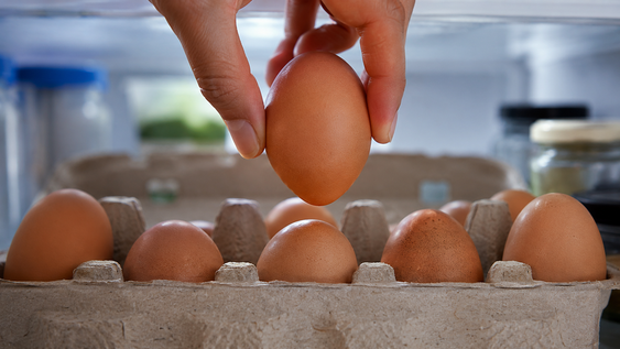 guardar los huevos con la punta hacia arriba o hacia abajo: cual es la posicion correcta para conservarlos mejor en la heladera
