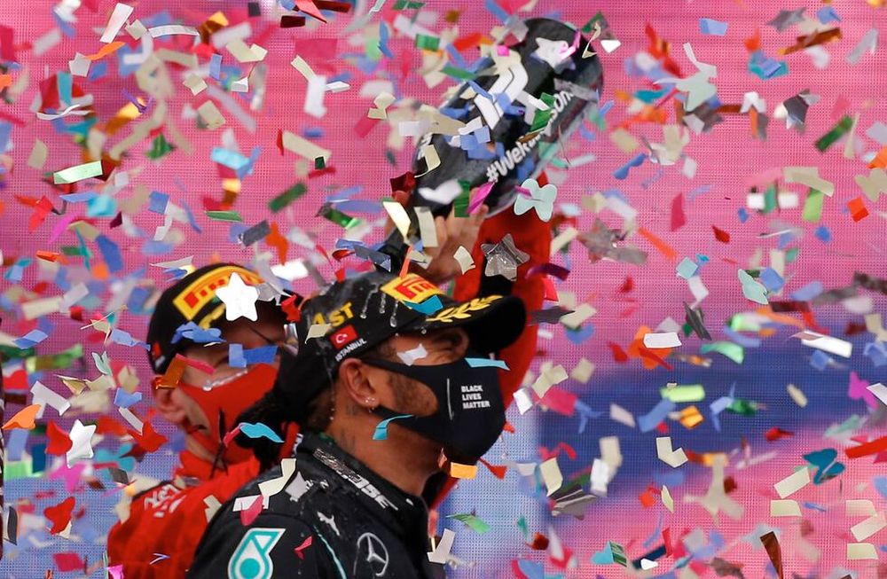 El británico Lewis Hamilton de Mercedes celebra su triunfo en el Gran Premio de Turquía.