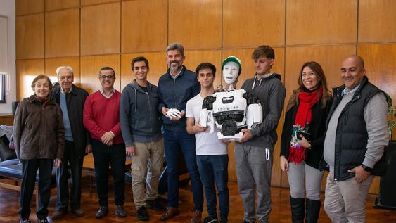 Ulpiano Suarez recibió a alumnos que desarrollan un robot inclusivo
