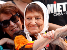 Taty Almeida, de Madres de Plaza de Mayo Línea Fundadora. Taty Almeida, de Madres de Plaza de Mayo Línea Fundadora.