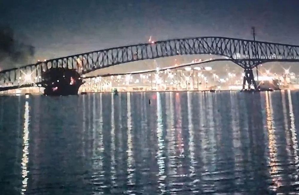 El impacto del barco contra el puente (Captura de video).
