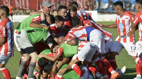 Los jugadores de San Martín festejan el triunfo parcial ante Unión de Villa Krause / Orlando Pelichotti.