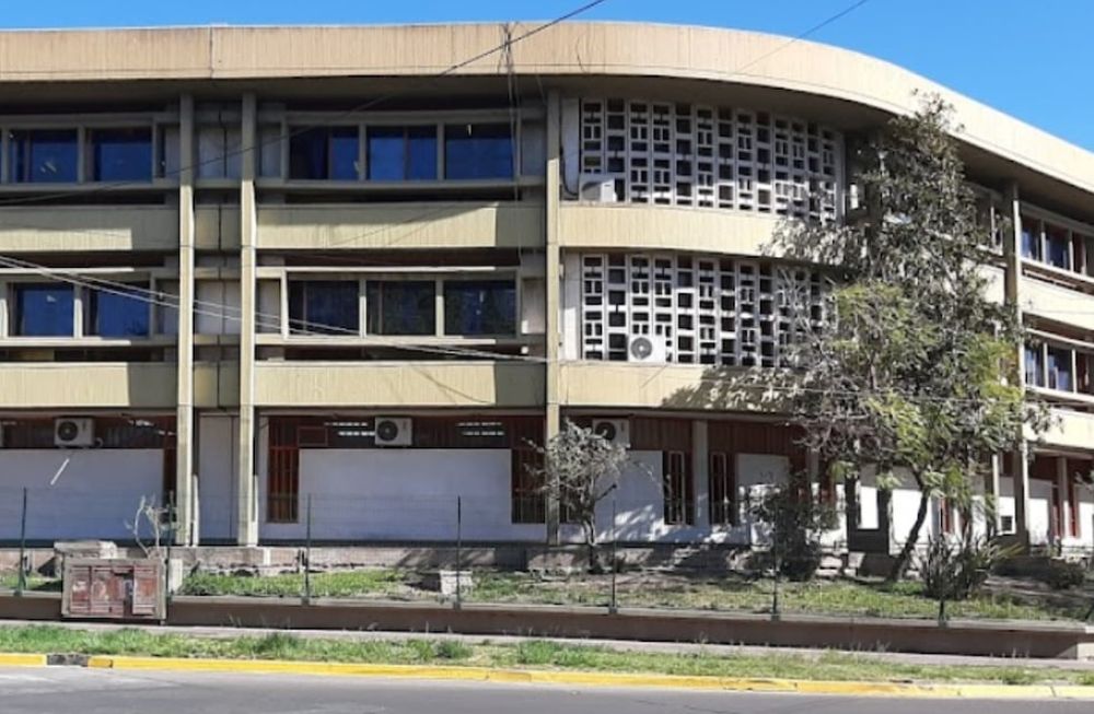 La UNCuyo se comprometió a buscar soluciones por el conflicto en el ingreso a los colegios secundarios y podría haber novedades luego del 16. Colegio Magisterio