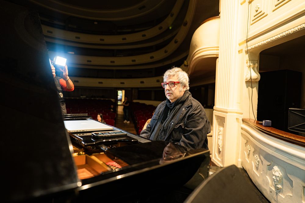 El músico Lito Vitale, en un ensayo en el teatro Independencia de Mendoza. Luján presenta un espectáculo de canciones patrias con arreglos suyos este domingo, 25 de mayo.