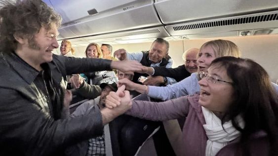 Entre fotos y saludos Milei volvió a la Argentina luego de su gira por Washington