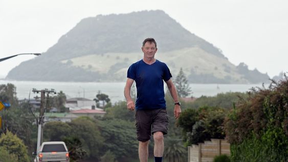 salio de irlanda en 2010 para dar la vuelta al mundo corriendo, llego hasta ushuaia y regreso 4 anos despues: recorrio 50.000 km
