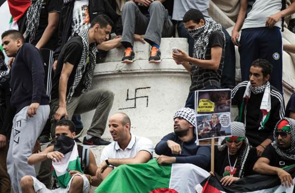 Una esvástica se distingue entre manifestantes pro palestinos en Francia, en una de las últimas marchas donde se vitorearon cantos antisemitas y expresiones de odio a los judíos, en el contexto de un aumento exponencial de la violencia hacia la comunidad.