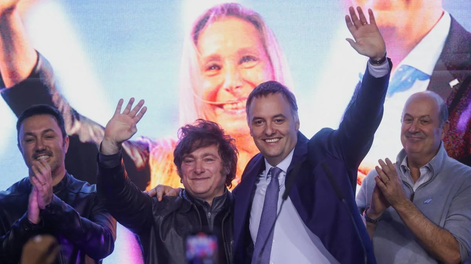 Javier Milei junto a Manuel Adorni, en las legislativas de Buenos Aires. (archivo)