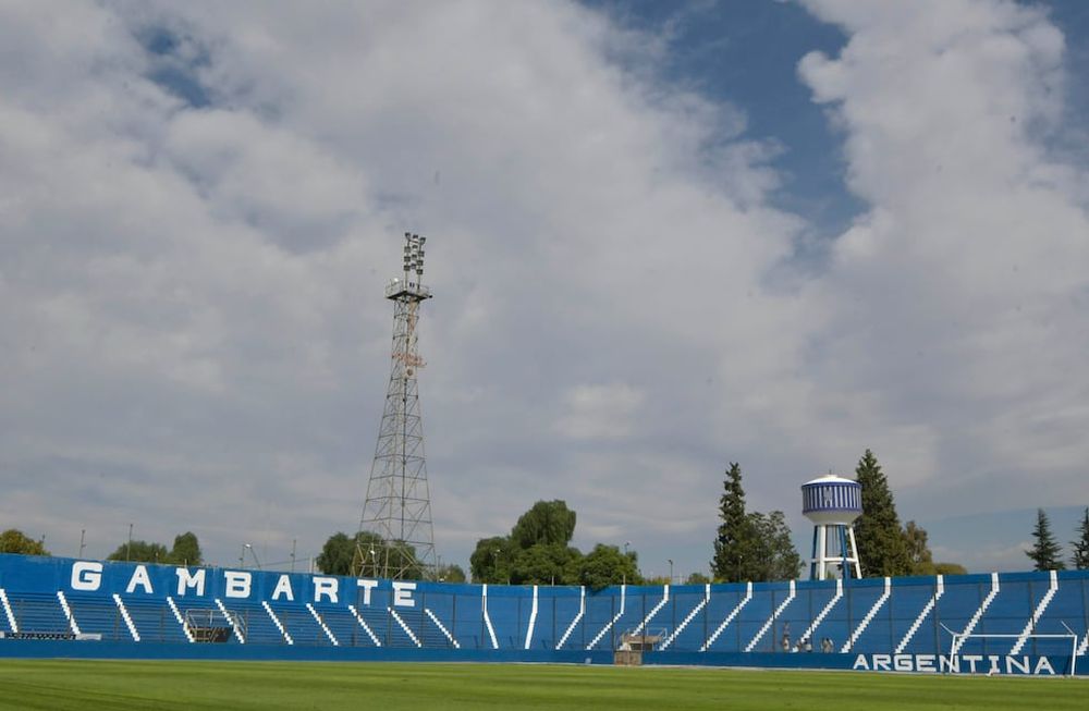 HISTÓRICO. El mítico estadio Feliciano Gambarte lucirá hoy su mejor cara en mucho tiempo y, aunque sin público, albergará el primer partido del Tomba en su cancha desde que juega en Primera División. Foto: Orlando Pelichotti/ Los Andes