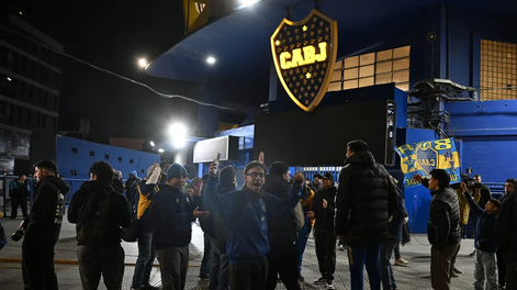 Un grupo de hinchas de Boca hizo un banderazo para exigir la renuncia de Juan Román Riquelme.