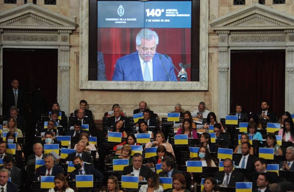 El presidente Alberto Fernández condenó este martes “la invasión rusa” a Ucrania y pidió un minuto de silencio por las víctimas de la guerra y de la pandemia de Covid-19, con la cual el mundo aún está “luchando”.