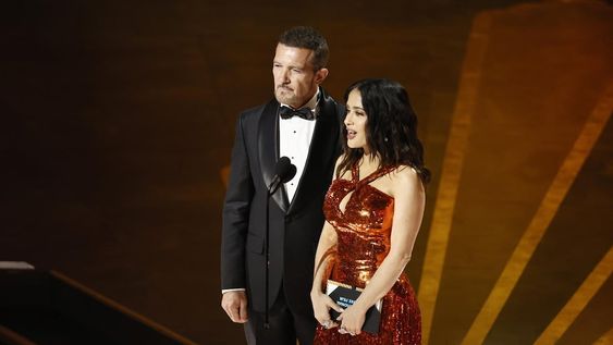 Antonio Banderas y Salma Hayek durante la 95ª ceremonia anual de los Premios de la Academia en el Dolby Theatre de Hollywood, Los Ángeles, California. Foto: EFE/EPA/ETIENNE LAURENT