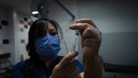 El personal de salud del Hospital Central de la provincia de Mendoza ya se está vacunando con la segunda dosis de la vacuna Sputnik V. Foto: Ignacio Blanco / Los Andes