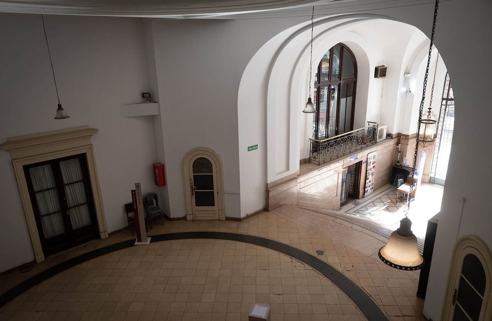 Muchos años. El viejo edificio de Turismo luce el deterioro provocado por el uso intensivo y el paso del tiempo. Foto: Ignacio Blanco / Los Andes.