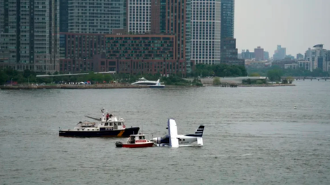Una avioneta terminó en el río tras un aterrizaje forzoso en Nueva York.