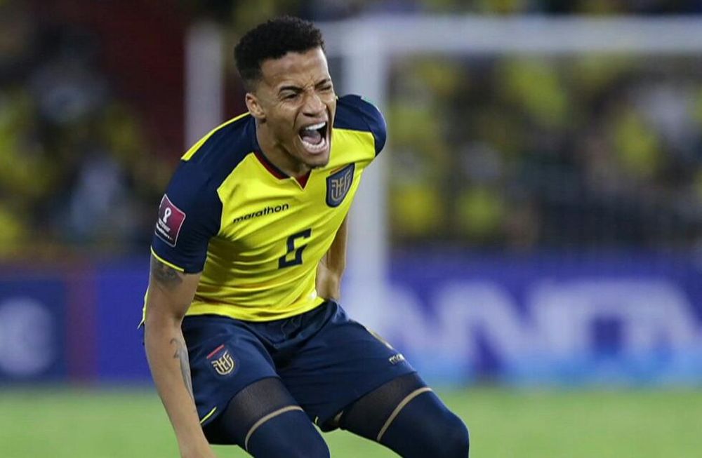 Tras recibir una dura patada peligra el mundial para Byron Castillo. / gentileza