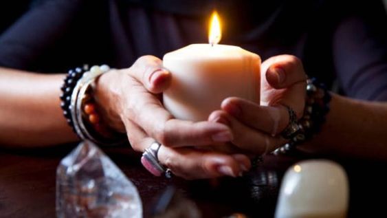 Al prender una vela blanca deberás crear un entorno armónico para acompañar y afianzar los proyectos personales y familiares.