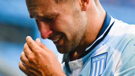 El mediocampista de Racing sufrió un violente robo, en el que le provocaron traumatismos, escoriaciones y una herida contuso cortante y no jugará el clásico, informó el club.&nbsp;