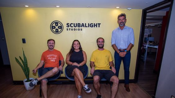 Ulpiano Suarez visitó las oficinas de Scubalight Studios