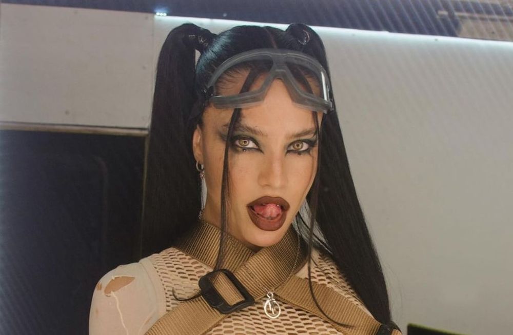 Emilia Mernes se roba todas las miradas.
