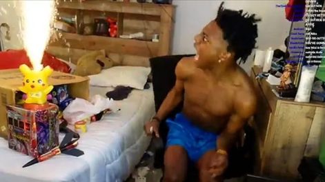 Un youtuber prendió fuegos artificiales adentro de su pieza para celebrar el Día de la Independencia estadounidense y lo transmitió en vivo.