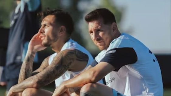 Leandro Paredes y Lionel Messi observando la primera práctica del equipo.&nbsp;