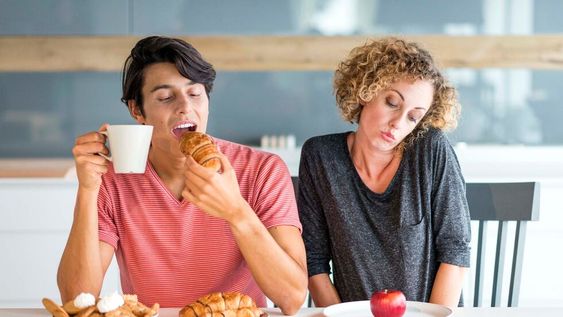 Los azúcares también inducen los procesos inflamatorios y empeoran el acné y la rosácea, si somos propensos a estas afecciones. Foto: 123RF.