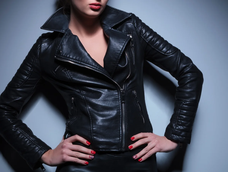 el cuero liso y las telas sin textura estan pasando de moda: un material esta causando sensacion, la ultima tendencia para el otono de 2026