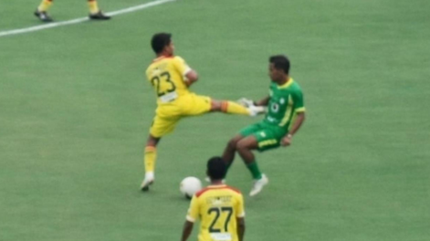 Brutal patada y expulsión en la Liga 4 del fútbol de Indonesia.