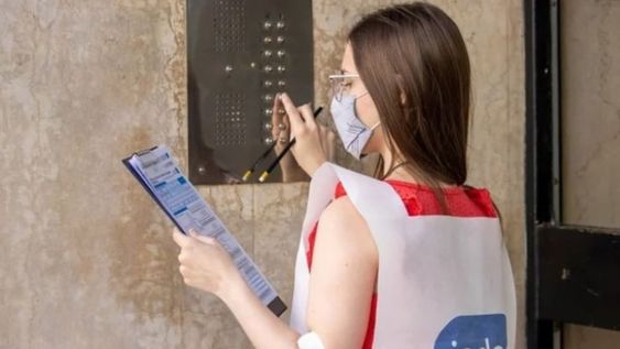 Las encuestadoras se detuvieron frente a un domicilio y tocaron timbre, al llamado respondió una joven de 16 años quien les abrió la puerta. Foto: Web / Los Andes