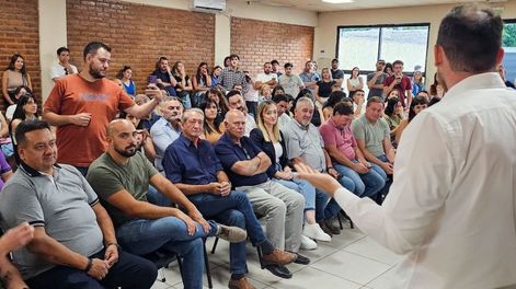 Los Andes | Anabel Fernández Sagasti junto a ex intendentes y actuales dirigentes que integran el sector kirchnerista del PJ. Foto: Gentileza.