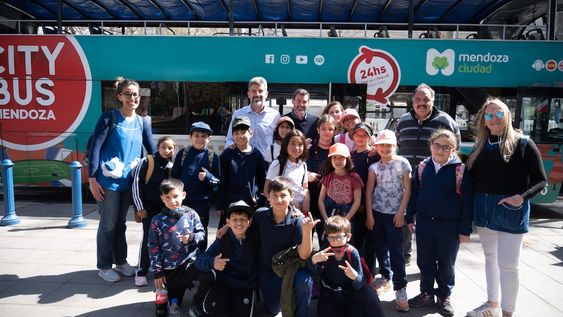El bus turístico escolar recorre la Ciudad de Mendoza