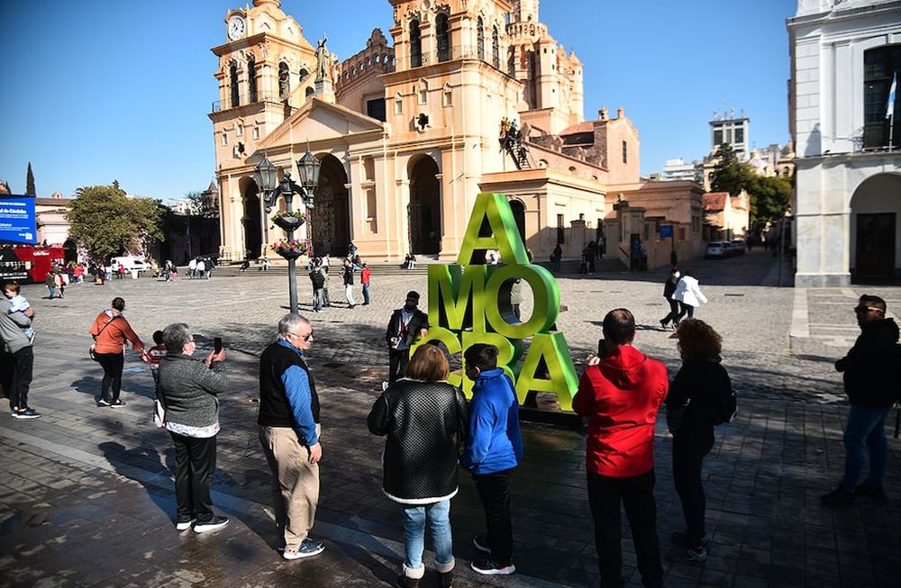 Turistas en la ciudad de Córdoba recorren el centro    Foto: (Pedro Castillo / La Voz)