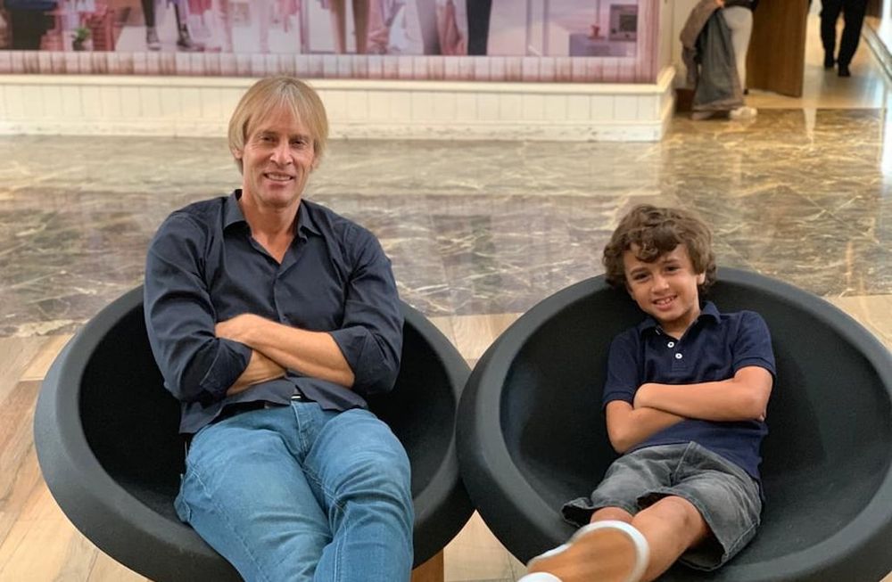 David English y su hijo, Benjamín. El hombre se encontraba en la calle, en la Zona Cero de Nueva York la mañana del 11 de septiembre de 2001, cuando uno de los aviones se estrelló encima de su cabeza. Tras sobrevivir al accidente, se mudó a Mendoza en 2002. / Foto: Gentileza.