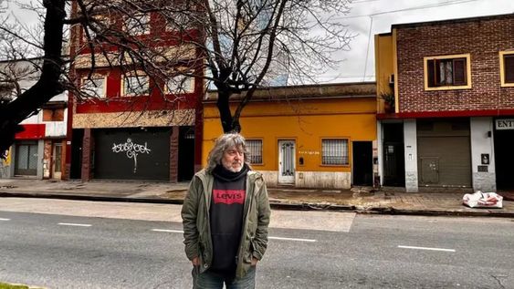 Jorge vive en el barrio Mondongo de la capital bonaerense, a tres cuadras del comienzo oficial de la Zona Roja. Foto: Infobae